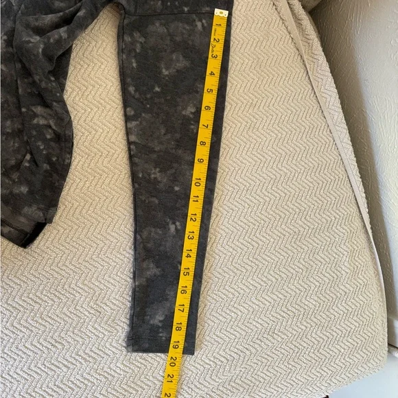 Old Navy Active Charcoal Tie-Dye Long Sleeve Shirt relaxed fit size medium - Picture 6 of 7